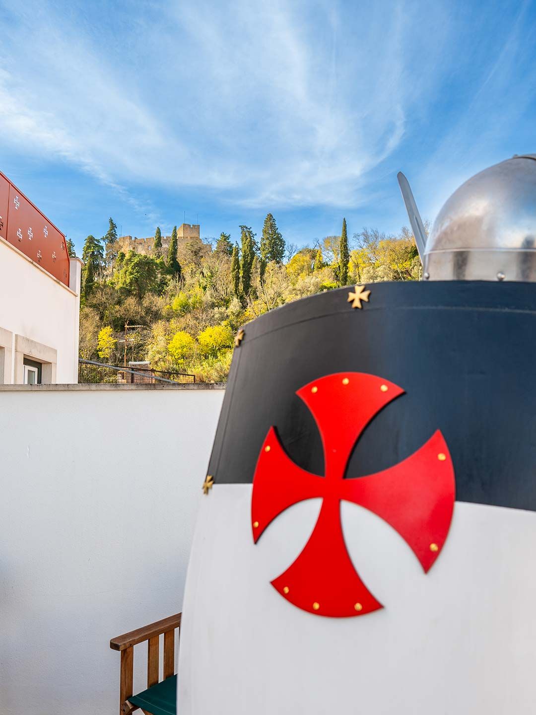 Templário a olhar para o convento de cristo em Tomar